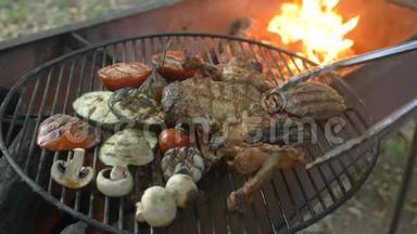 烤肉和蔬菜，鸡腿，烤汉堡牛排和烤肉，西葫芦，西红柿，烤蘑菇